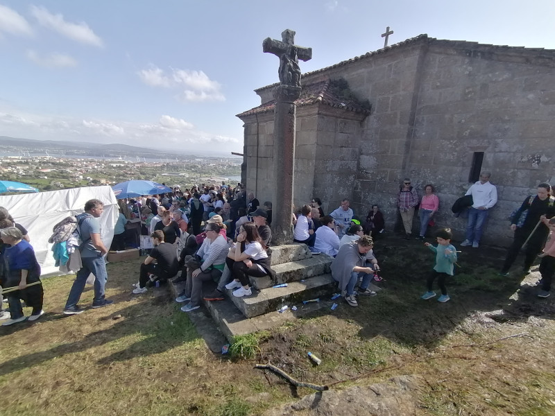 Largas colas para poder acceder al interior de la capilla