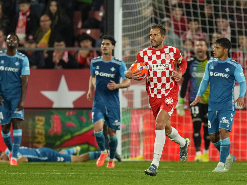 GIRONA, 21/04/2025.- El delantero uruguayo del Girona, Cristhian Stuani, tras conseguir el primer gol de su equipo durante el encuentro correspondiente a la jornada 32 de Laliga EA Sports que disputan hoy lunes Girona y Betis en el estadio de Montilivi, en Girona. EFE / Siu Wu.