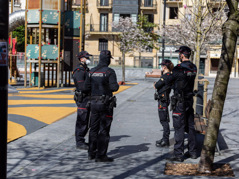 Varios agentes de la policía vasca