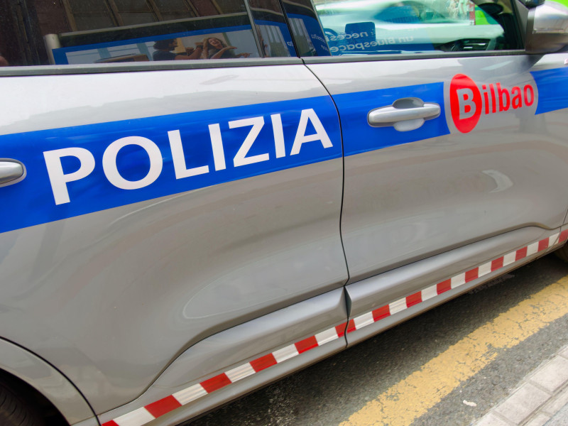 Un coche de policía municipal aparcado. Señales de Polizia NS Bilbao en las puertas del coche. Bilbao, País Vasco.