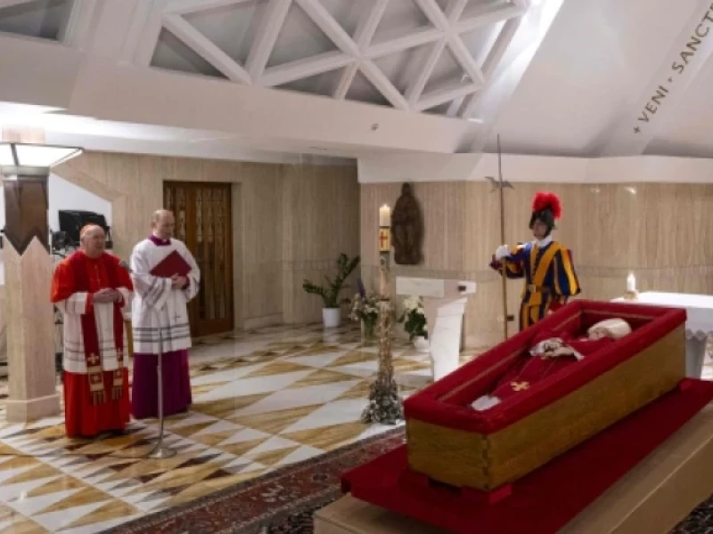 El Vaticano publica la primera imagen del Papa Francisco tras su fallecimiento