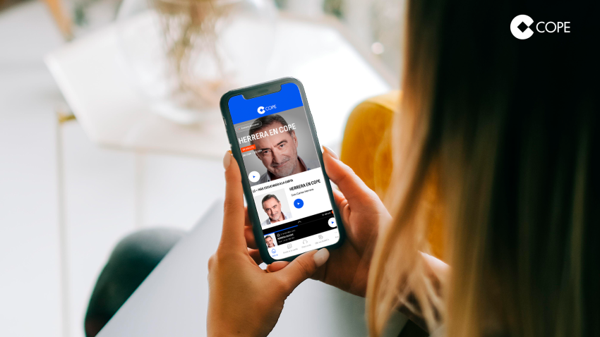 Una usuaria consume contenido en la nueva app de COPE