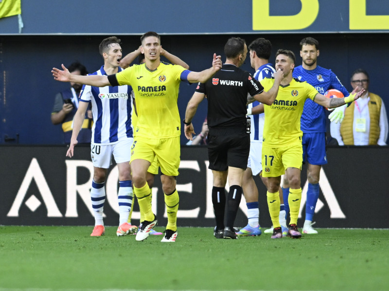 Los jugadores del Villarreal, enfadados con el colegiado del partido ante la Real Sociedad
