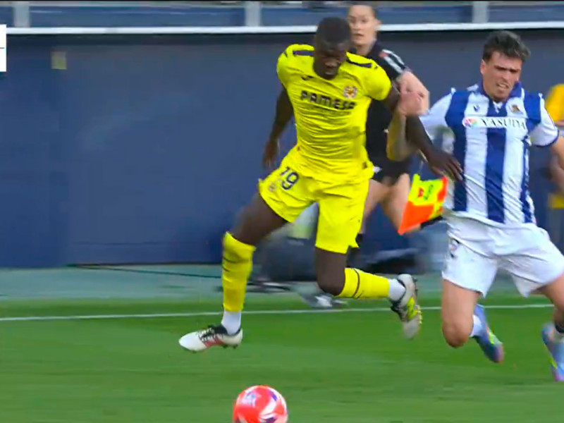 Imagen de la falta que pitó Cuadra Fernández durante el Villarreal-Real Sociedad