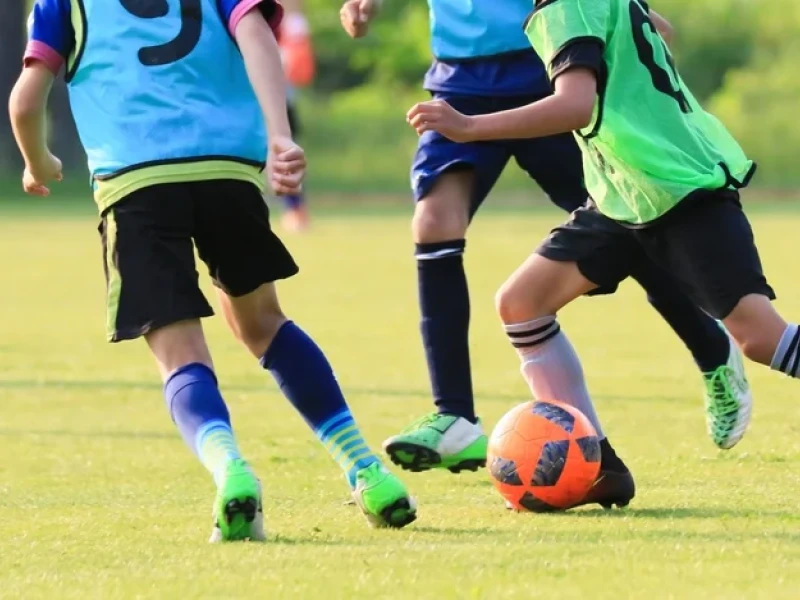 Partido de futbol de niños