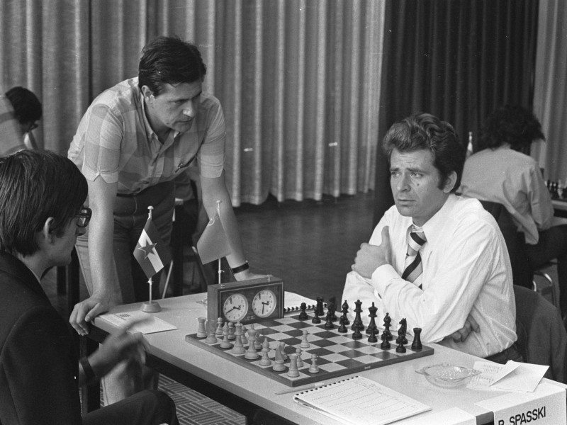Boris Spassky se enfrenta a Albin Planinc en un torneo de ajedrez disputado en Ámsterdam, Holanda.