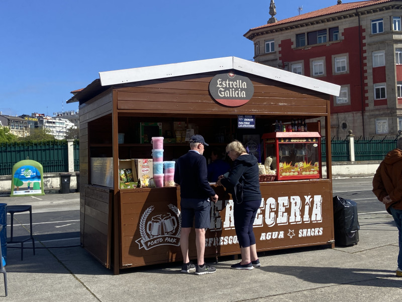 Una pareja de cruceristas comprando palomitas