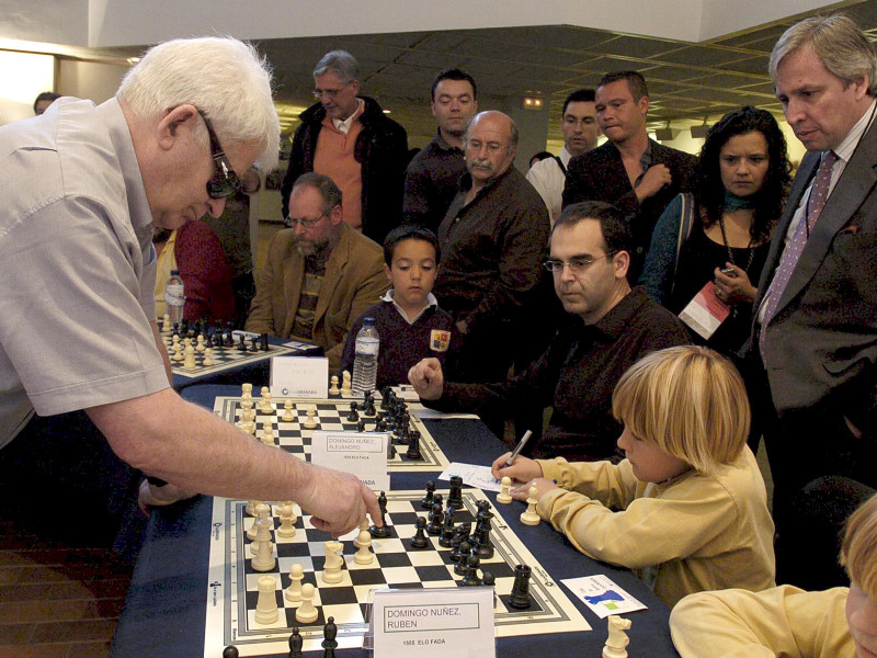 Boris Spassky compite en partidas simultáneas con aficionados y participantes del Hay Festival en el Auditorio Manuel de Falla de Granada.