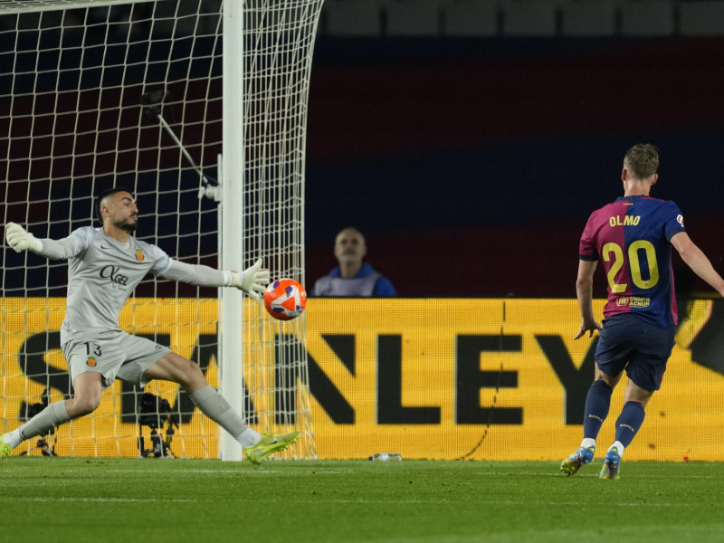 Leo Román evita el gol de Dani Olmo en el Barcelona - Mallorca