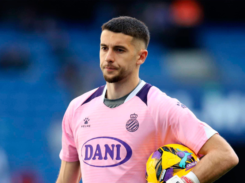 Joan García realiza ejercicios de calentamiento en el RCDE Stadium antes de jugar un partido con el Espanyol