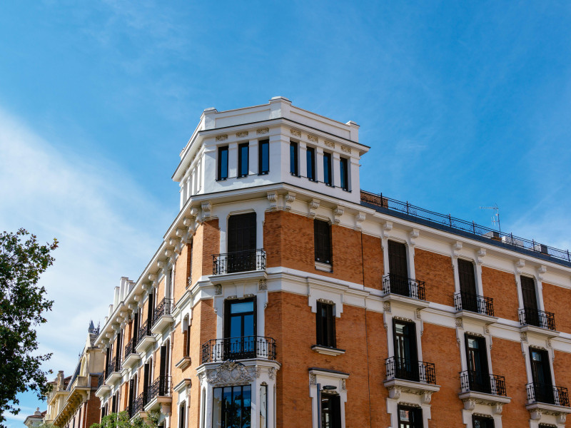 Antiguo edificio residencial de lujo con fachada de ladrillo en el distrito de Chamberí, en el centro de Madrid.