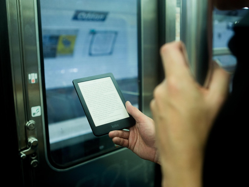 El libro electrónico ha abierto otras puertas, permitiendo llevar bibliotecas enteras en el bolsillo