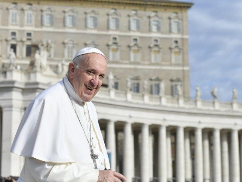 El Papa Francisco en una imagen de archivo ante la columnata de San Pedro