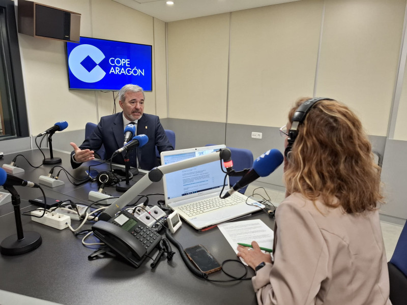 Momento de la entrevista de Azcón en los estudios de COPE.