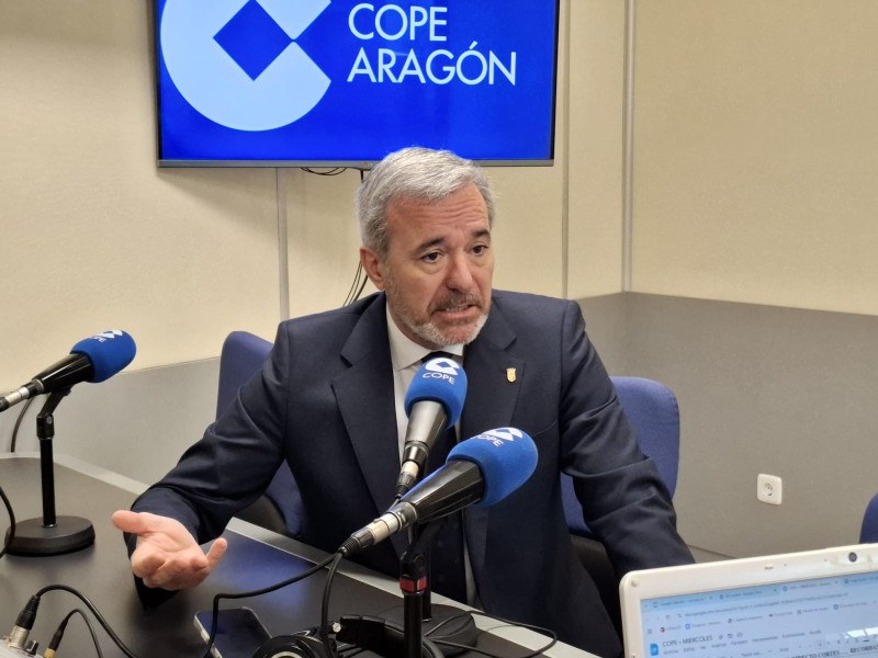 Momento de la entrevista de Azcón en los estudios de COPE.