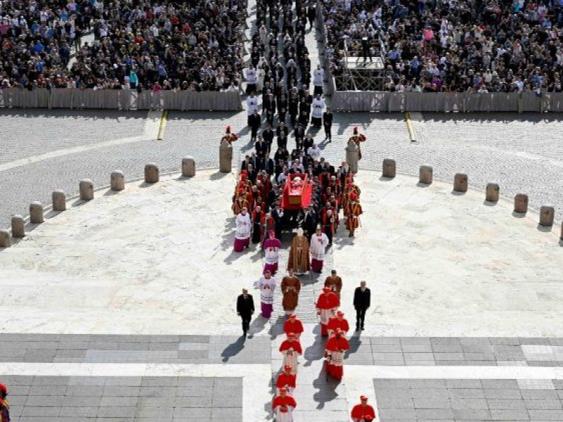 El féretro del Papa Francisco en la Plaza de San Pedro