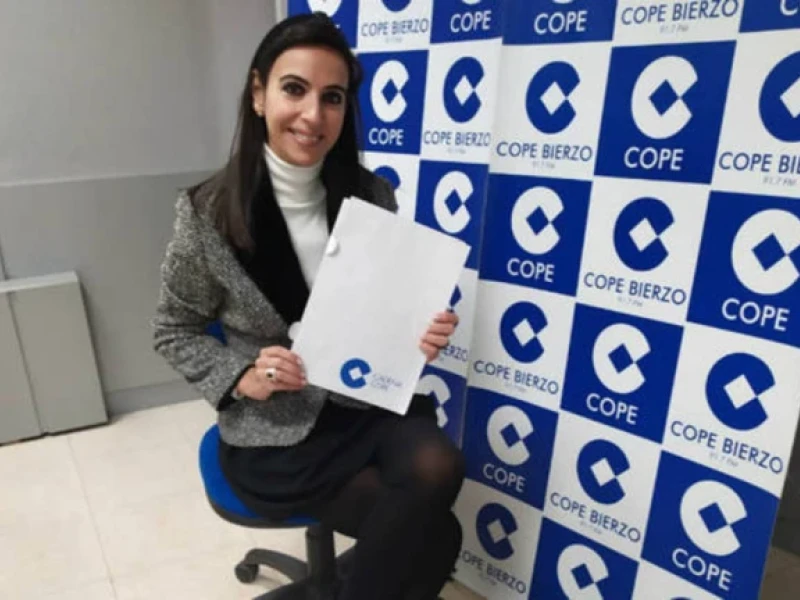 Silvia Rodríguez, colaboradora de COPE Bierzo (traje gris)