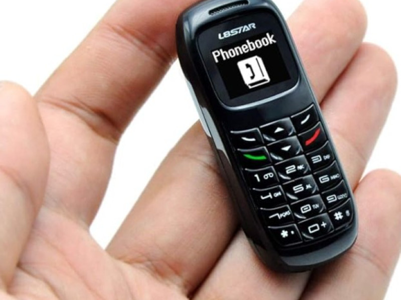 Uno de los modelos de teléfonos en miniatura que se venden en Internet