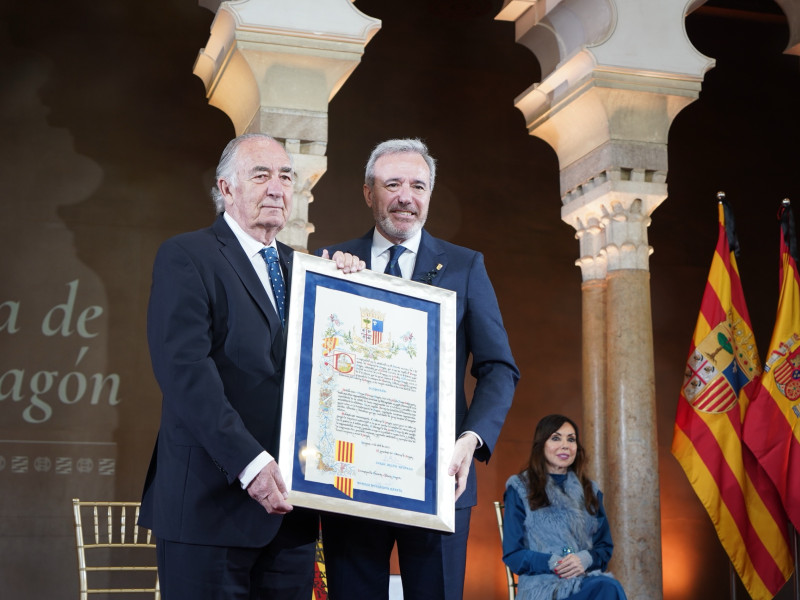 El ex presidente de Ibercaja Amado Franco, recibe el Premio Aragón de manos de Azcón.