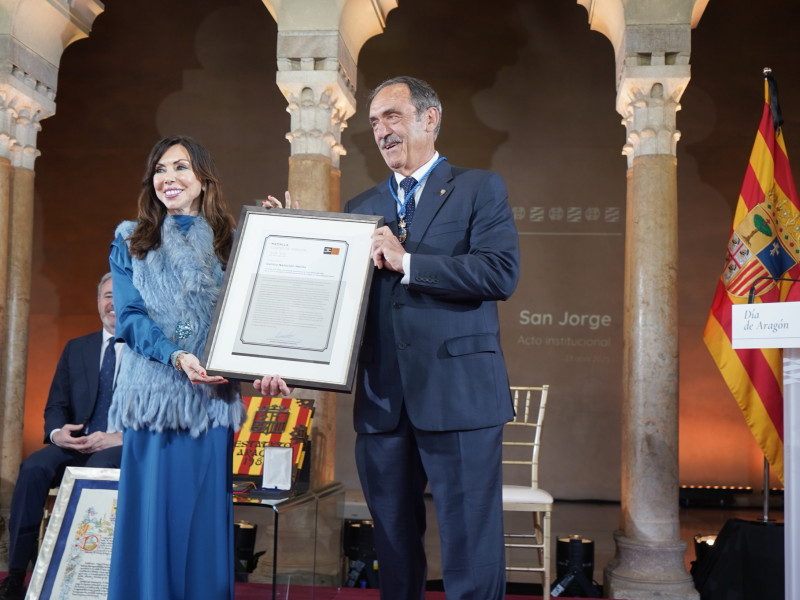 El presidente del Centro de Natación Helios, ha recibido la Medalla de las Cortes.
