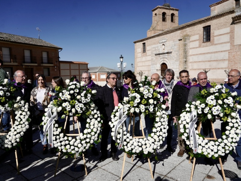 Crespones negros en la ofrenda floral a los comuneros en recuerdo del Papa Francisco