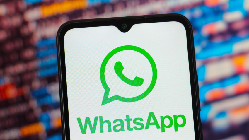 Un móvil con el logo de WhatsApp