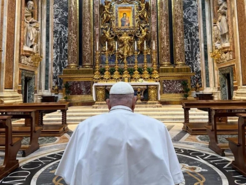 El Papa Francisco acude por sorpresa a la Basílica de Santa María la Mayor para rezar el pasado 12 de abril
