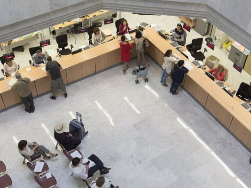 Funcionarios atendiendo al público