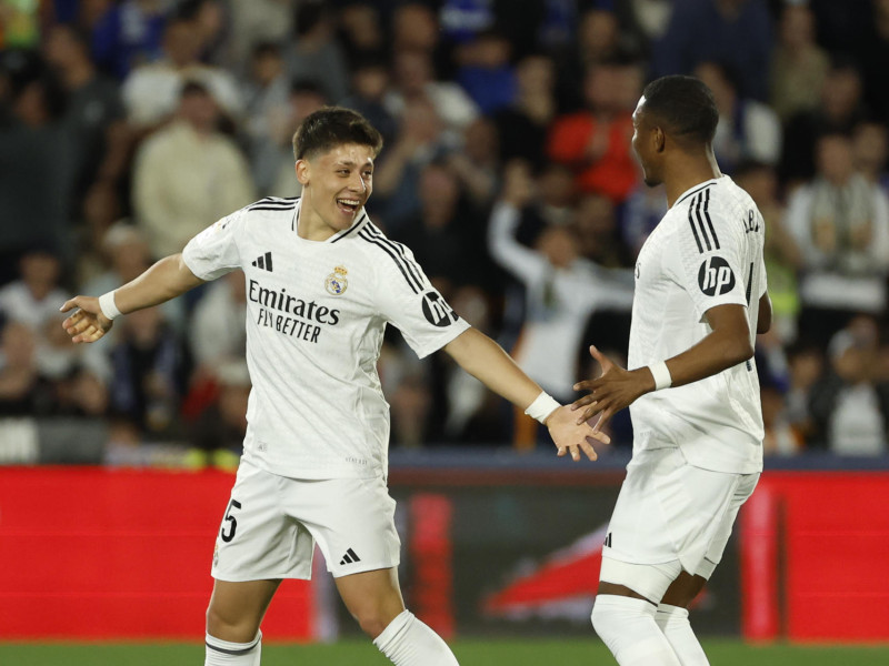 El centrocampista turco del Real Madrid Arda Guler (i) celebra su gol durante el partido de la jornada 33 de LaLiga que Getafe CF y Real Madrid disputan hoy miércoles en el Coliseum de Getafe