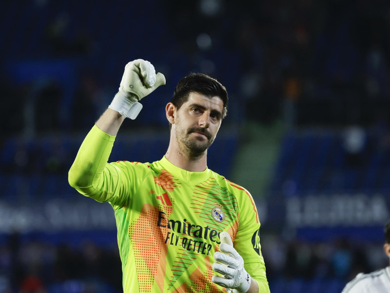 El guardameta del Real Madrid Thibaut Courtois celebra la victoria tras el partido de la jornada 33 de LaLiga que Getafe CF y Real Madrid disputan hoy miércoles en el Coliseum de Getafe