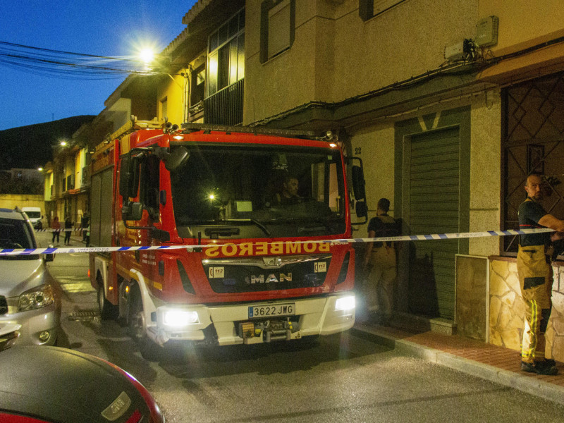 Un hombre fallecido y una mujer herida en el incendio de una vivienda en Motril