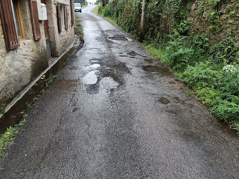 Una de los viales llenos de baches en Laraño