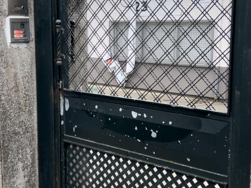 Puerta del Colegio Rosalía de Castro cerrada este jueves a primera hora de la mañana