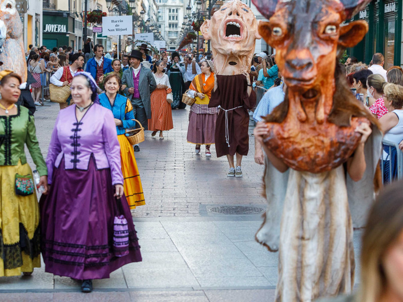 Los pasacalles 'Goyescos' atraen la atención de turistas y visitantes.