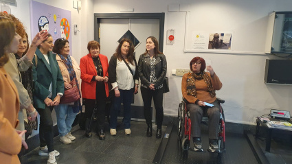 Una usuaria probando la báscula que ya está disponible en las instalaciones de DIFAC