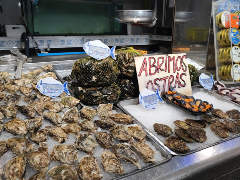 Puesto de pescado y marisco en el mercado de Santiago