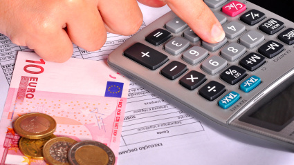 Persona haciendo cuentas