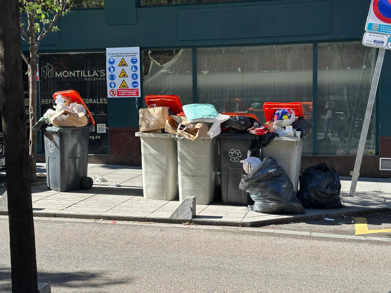 Cubos de basura a rebosar en Madrid