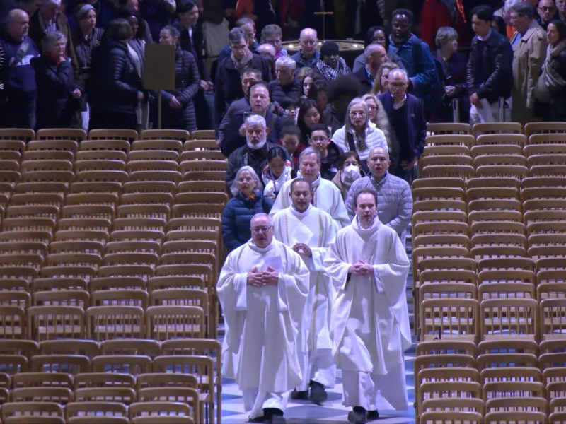El párroco de San José, Fernando Llenín, encabeza la entrada procesional a Notre Dame en la misa por el Papa Francisco