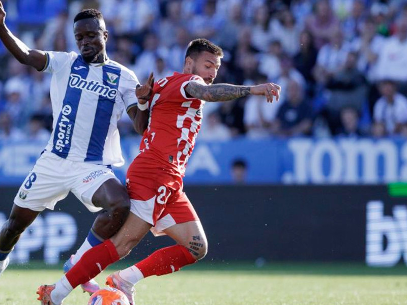 Cissé carga contra Portu antes de ver la tarjeta roja en la primera parte del Leganés-Girona