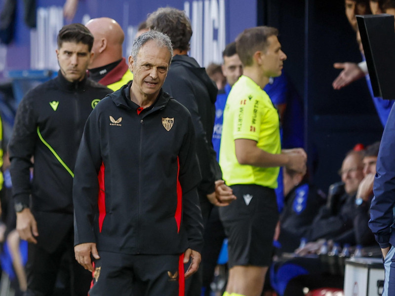 Muñiz Ruiz y Joaquín Caparrós, en el Osasuna - Sevilla