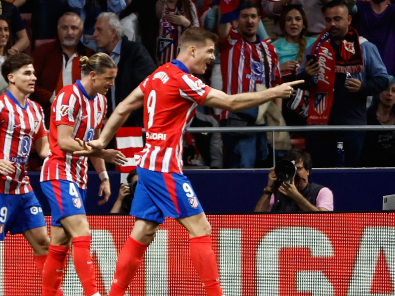 Sorloth celebra el gol inicial del Atlético de Madrid frente al Rayo Vallecano