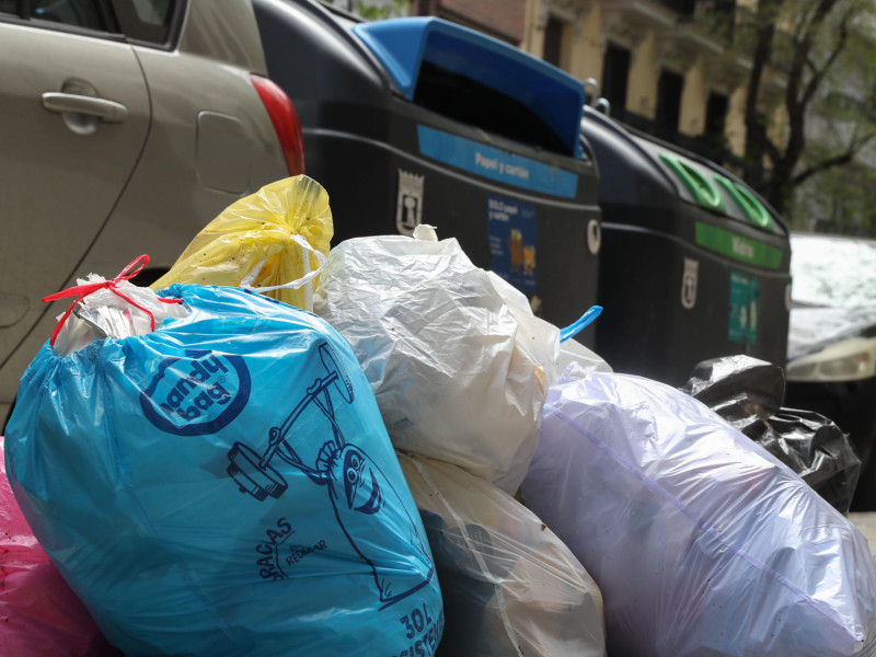 Vista de la basura acumulada en una calle de Madrid