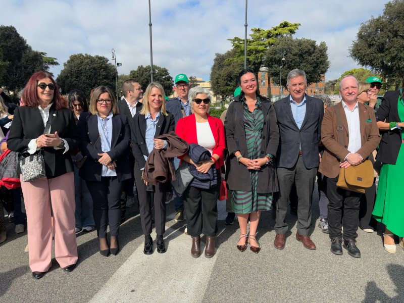 Miembros de la corporación oscense junto a la alcaldesa de Roma II, Francesca del Bello