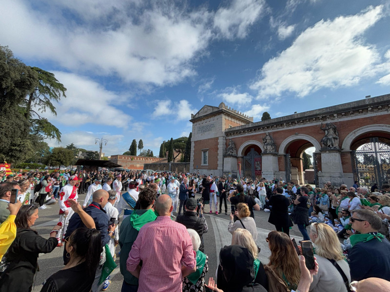 Asistentes al baile de los Danzantes en Roma