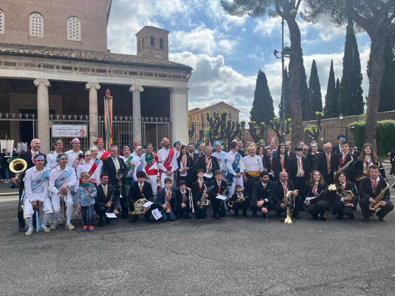 Foto de familia de los Danzantes y de la banda de música de Huesca