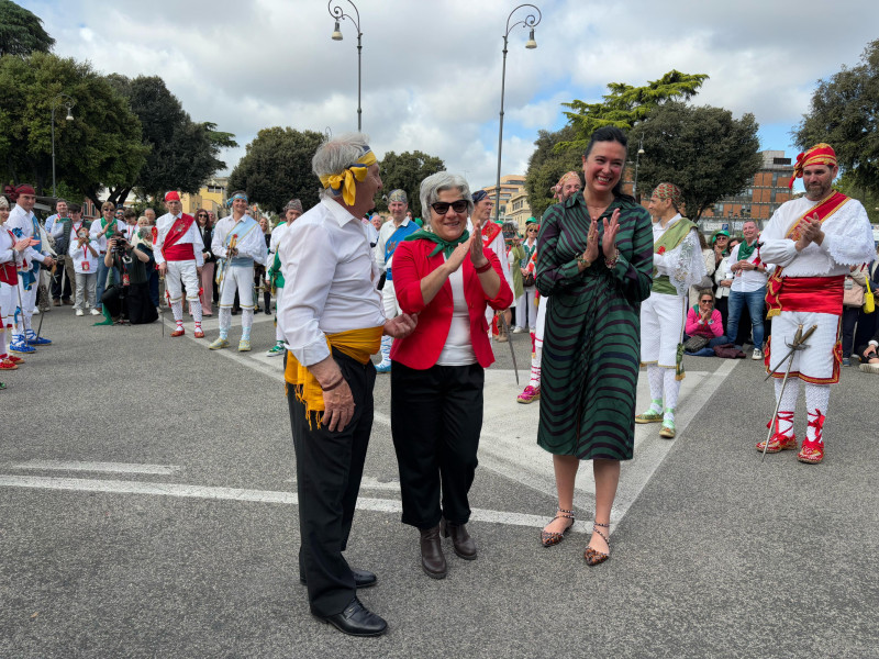 Entrega de la pañoleta de San Lorenzo a la presidenta del distrito Roma II