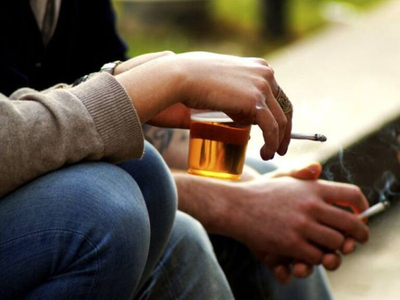 Jóvenes bebiendo alcohol y fumando tabaco