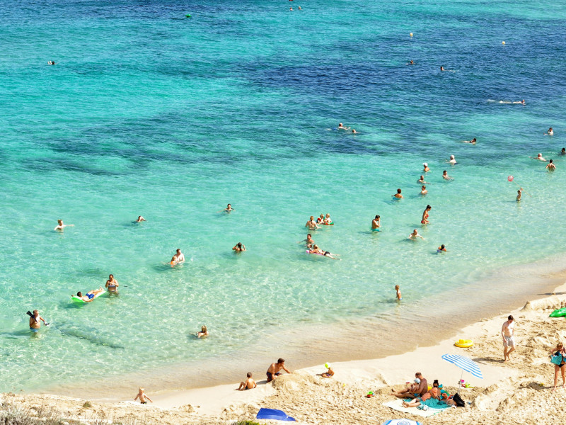 Gente disfrutando de un baño en la playa