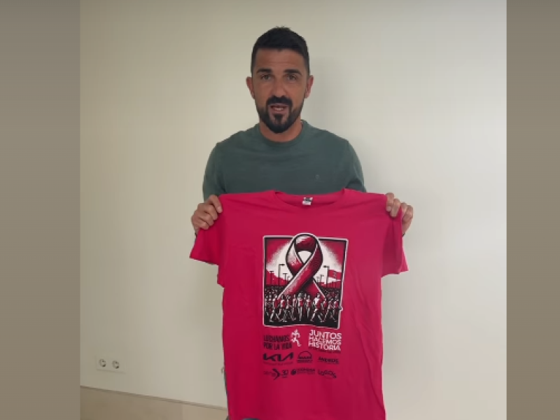 David Villa, posando con la camiseta de "Luchamos por la Vida"